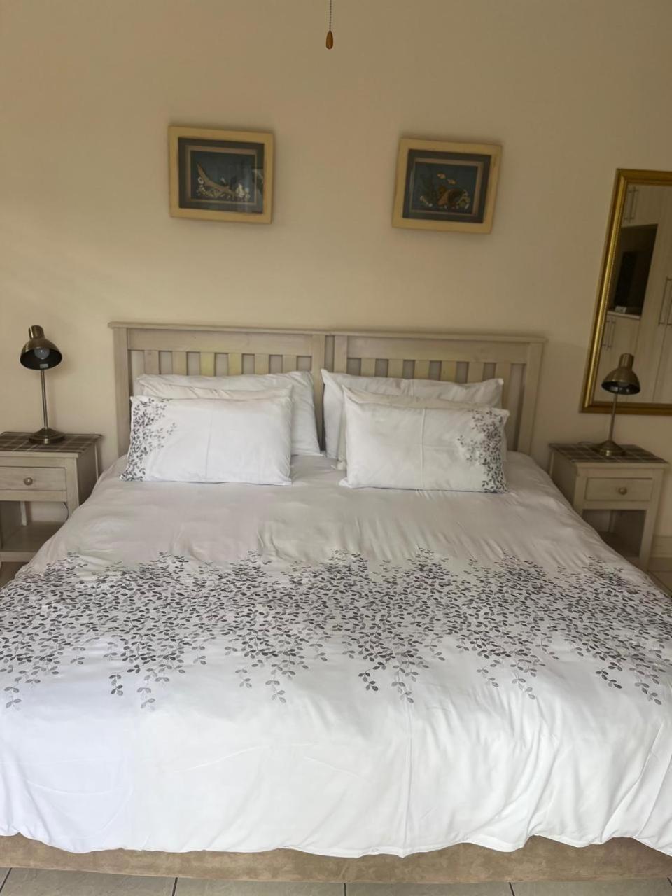 At Sta-Plus Guest House Порт-Елізабет Екстер'єр фото